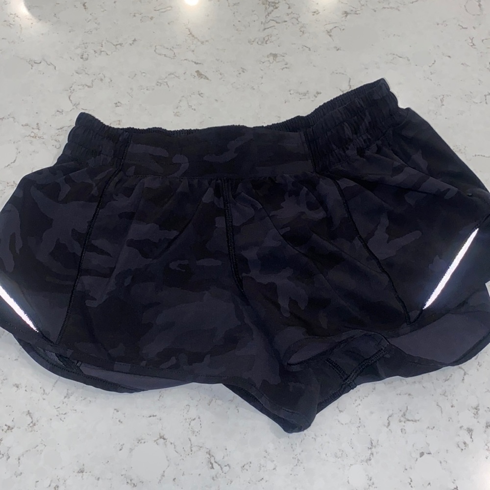 BLACK CAMO LULULEMON HOTTY HOT 2.5”
